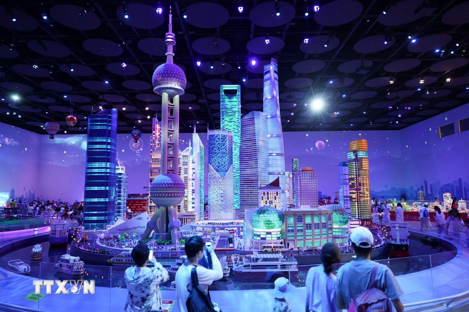 Sáng 5/7/2025, trong không khí rộn ràng sắc màu, khu nghỉ dưỡng LEGOLAND Thượng Hải của Trung Quốc đã chính thức mở cửa đón khách. Với tổng diện tích 318.000 m², LEGOLAND Thượng Hải là khu resort legoland thứ 11 trên thế giới, đồng thời là công viên lego lớn nhất tính đến nay. (Ảnh: THX/TTXVN)
