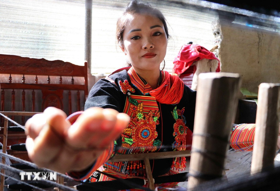 Công đoạn tách các sợi vải trong quá trình kéo sợi. (Ảnh: Nguyễn Oanh/TTXVN)