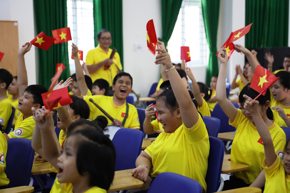 Niềm vui của các em nhỏ khiếm thị Trường Phổ thông đặc biệt Nguyễn Đình Chiểu (phường Vườn Lài, Thành phố Hồ Chí Minh) khi đội U22 Việt Nam ghi bàn trong trận chung kết SEA Games 33 gặp Thái Lan ngày 18/12/2025. (Ảnh: Hồng Đạt/TTXVN)