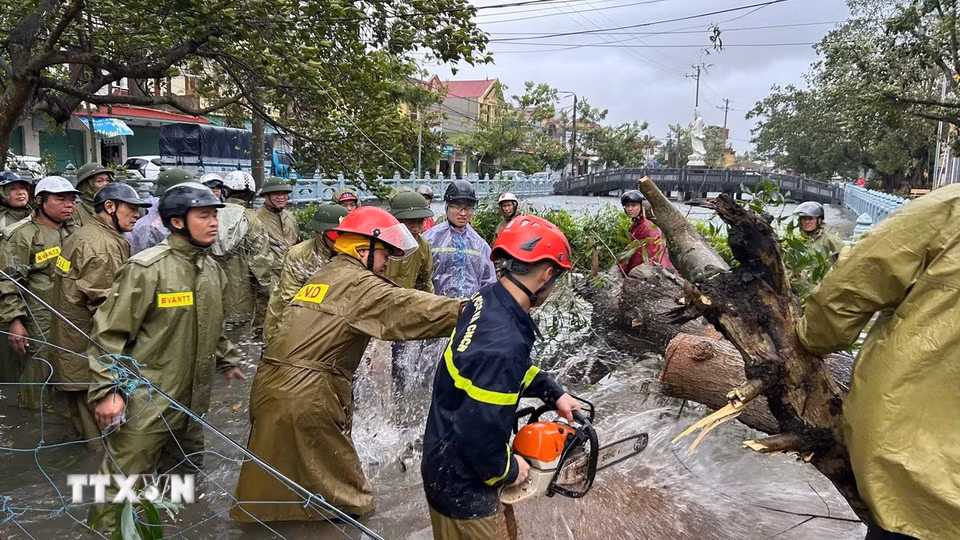 Chính quyền xã đã huy động lực lượng tại chỗ phối hợp cùng Công an xã, dân quân tự vệ và người dân khắc phục bước đầu hậu quả của bão số 10. (Ảnh: TTXVN phát)