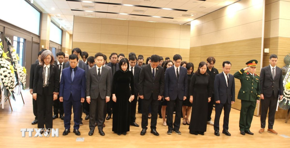 Đoàn cán bộ, nhân viên Đại sứ quán Việt Nam tại Hàn Quốc, Phòng Tùy viên Quốc phòng, Cơ quan Thương vụ, Văn phòng Khoa học Công nghệ, Cơ quan thường trú Thông tấn xã Việt Nam, Hàng không Việt Nam và các Chi bộ thuộc Đảng bộ Hàn Quốc do Đại sứ Vũ Hồ dẫn đầu đã dành một phút mặc niệm tưởng nhớ nguyên Chủ tịch nước Trần Đức Lương. (Ảnh: Đức Thắng/TTXVN)