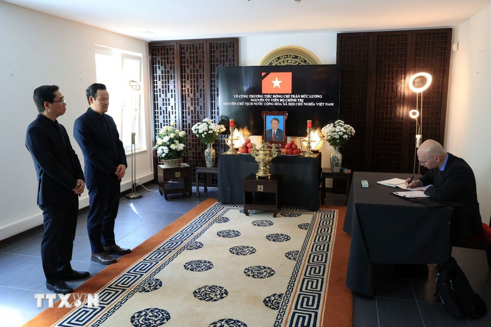 Đại diện Phái đoàn thường trực Nga tại Geneva ghi sổ tang tưởng niệm nguyên Chủ tịch nước Trần Đức Lương. (Ảnh: Anh Hiển/TTXVN)