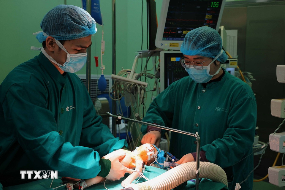 Các bác sỹ, y sỹ Bệnh viện Nhi Trung ương tiến hành gây mê chuẩn bị mổ cho trẻ bị dị tật tim bẩm sinh. (Ảnh: Hoàng Hiếu/TTXVN)