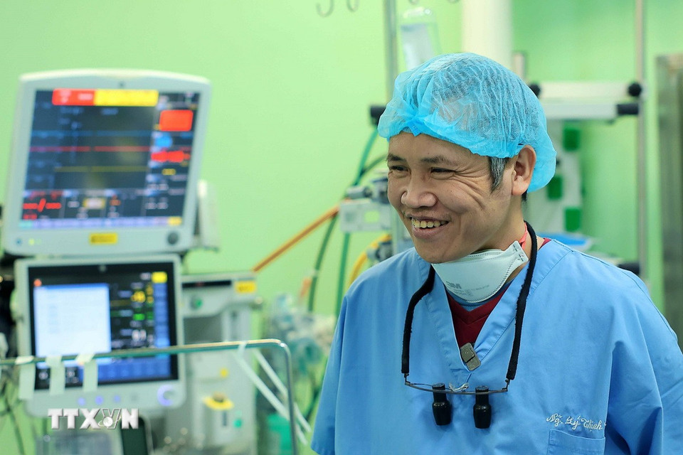 Niềm vui của PGS.TS Nguyễn Lý Thịnh Thường (Giám đốc Trung tâm tim mạch, Trưởng Khoa Ngoại tim mạch), bác sỹ mổ chính khi ca mổ diễn ra tốt đẹp, mang lại cuộc sống mới cho trẻ sơ sinh. (Ảnh: Hoàng Hiếu/TTXVN)