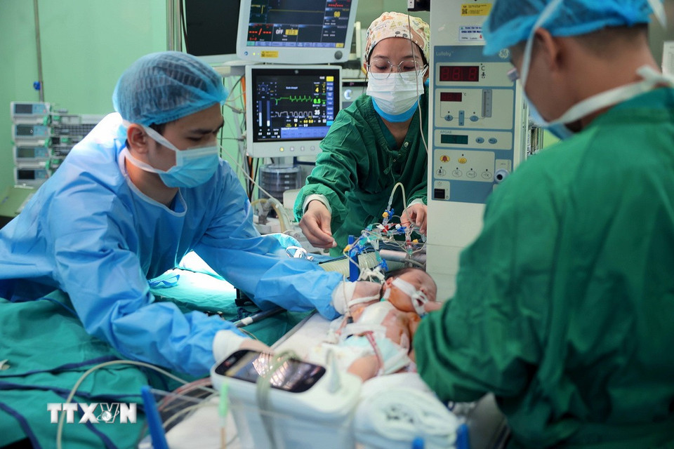 Sau nhiều giờ phẫu thuật, trẻ sơ sinh 4 ngày tuổi, nặng 2,5kg, bị tim bẩm sinh đã được phẫu thuật an toàn, mở ra cơ hội hồi phục, sống khỏe mạnh, giảm thiểu các biến chứng nguy hiểm từ bệnh lý. (Ảnh: Hoàng Hiếu/TTXVN)