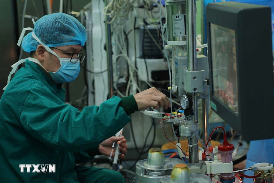Bác sỹ gây mê túc trực trong suốt ca phẫu thuật, đảm bảo theo dõi liên tục các chỉ số sức khoẻ của bệnh nhi. (Ảnh: Hoàng Hiếu/TTXVN)
