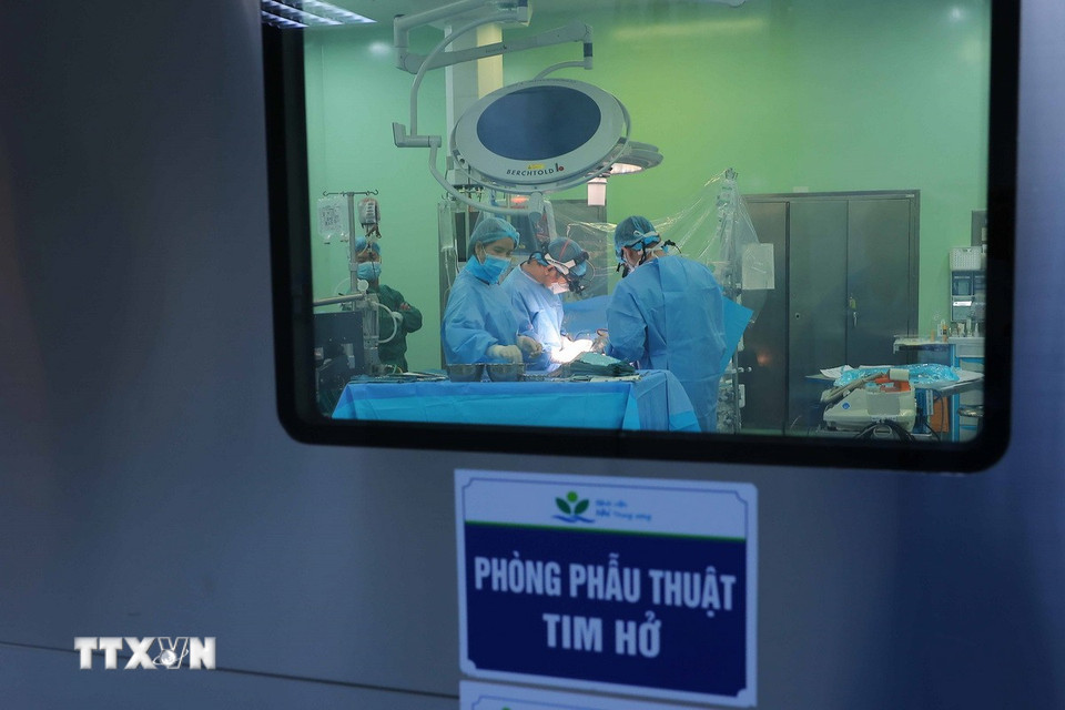 Việc trở thành một bác sỹ chuyên ngành mổ tim là một quá trình rất dài và đòi hỏi sự cống hiến, kiên trì, và tay nghề cao. Các bác sỹ phẫu thuật tim phải trải qua 8-10 năm học tập và thực hành liên tục, từ nghiên cứu, xử lý các tình huống vô cùng phức tạp. (Ảnh: Hoàng Hiếu/TTXVN)