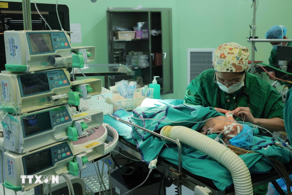 Bác sỹ kiểm tra sức khoẻ, tiến hành gây mê cho trẻ sơ sinh bị dị tật tim bẩm sinh trước giờ can thiệp mổ. (Ảnh: Hoàng Hiếu/TTXVN)