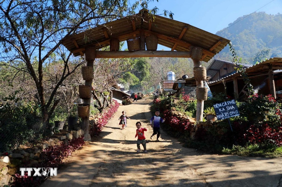 Khung cảnh thanh bình gắn với thiên nhiên tại Bản Sin Suối Hồ, xã Sin Suối Hồ, huyện Phong Thổ được nhiều du khách yêu thích. (Ảnh: Quý Trung/TTXVN)