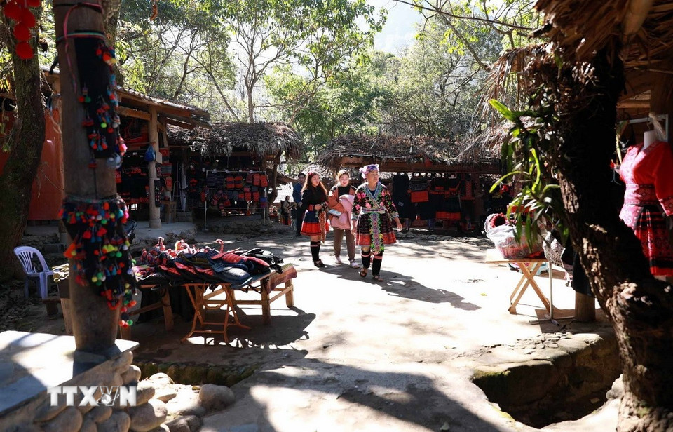 Chợ tại Bản Sin Suối Hồ, xã biên giới Sin Suối Hồ, huyện Phong Thổ là một trong những điểm thu hút khách du lịch. (Ảnh: Quý Trung/TTXVN)