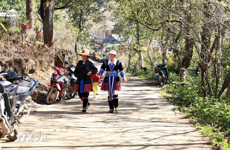 Người dân tại Bản Sin Suối Hồ vẫn giữ được trang phục truyền thống và đặc tính thân thiện mến khách. (Ảnh: Quý Trung/TTXVN)