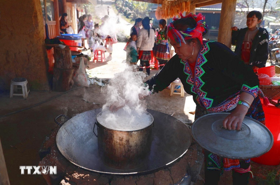 Cuộc sống sinh hoạt đời thường của người dân tại Bản Sin Suối Hồ, xã Sin Suối Hồ, huyện Phong Thổ vẫn giữ được những nét văn hóa truyền thống. (Ảnh: Quý Trung/TTXVN)