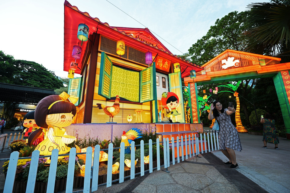 Triển lãm đèn lồng đón Trung Thu diễn ra từ ngày 22/9 đến 12/10/2025 tại Singapore, trưng bày các tác phẩm nghệ thuật đèn lồng khổng lồ rực rỡ sắc màu, thu hút người dân và du khách tới tham quan. (Ảnh: THX/TTXVN)