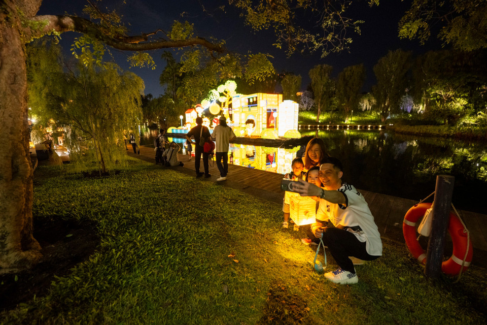 Triển lãm đèn lồng đón Trung Thu diễn ra từ ngày 22/9 đến 12/10/2025 tại Singapore, trưng bày các tác phẩm nghệ thuật đèn lồng khổng lồ rực rỡ sắc màu, thu hút người dân và du khách tới tham quan. (Ảnh: THX/TTXVN)