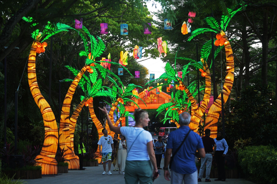 Triển lãm đèn lồng đón Trung Thu diễn ra từ ngày 22/9 đến 12/10/2025 tại Singapore, trưng bày các tác phẩm nghệ thuật đèn lồng khổng lồ rực rỡ sắc màu, thu hút người dân và du khách tới tham quan. (Ảnh: THX/TTXVN)