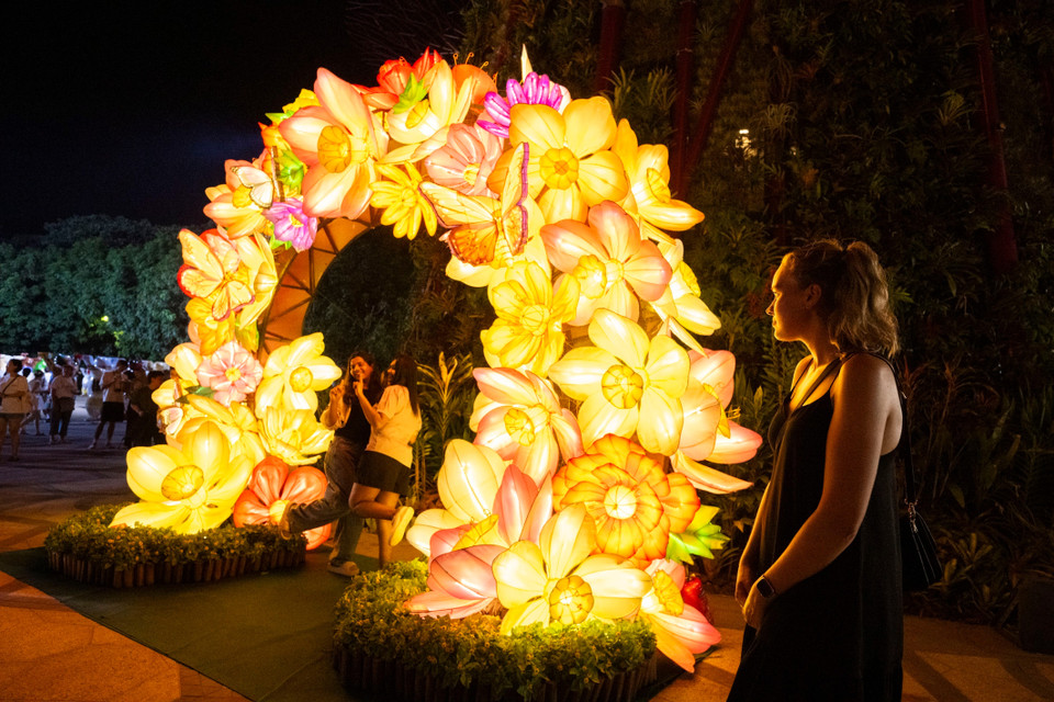 Triển lãm đèn lồng đón Trung Thu diễn ra từ ngày 22/9 đến 12/10/2025 tại Singapore, trưng bày các tác phẩm nghệ thuật đèn lồng khổng lồ rực rỡ sắc màu, thu hút người dân và du khách tới tham quan. (Ảnh: THX/TTXVN)