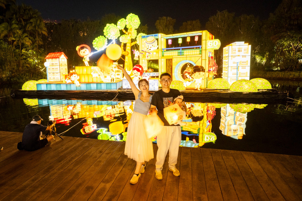 Triển lãm đèn lồng đón Trung Thu diễn ra từ ngày 22/9 đến 12/10/2025 tại Singapore, trưng bày các tác phẩm nghệ thuật đèn lồng khổng lồ rực rỡ sắc màu, thu hút người dân và du khách tới tham quan. (Ảnh: THX/TTXVN)