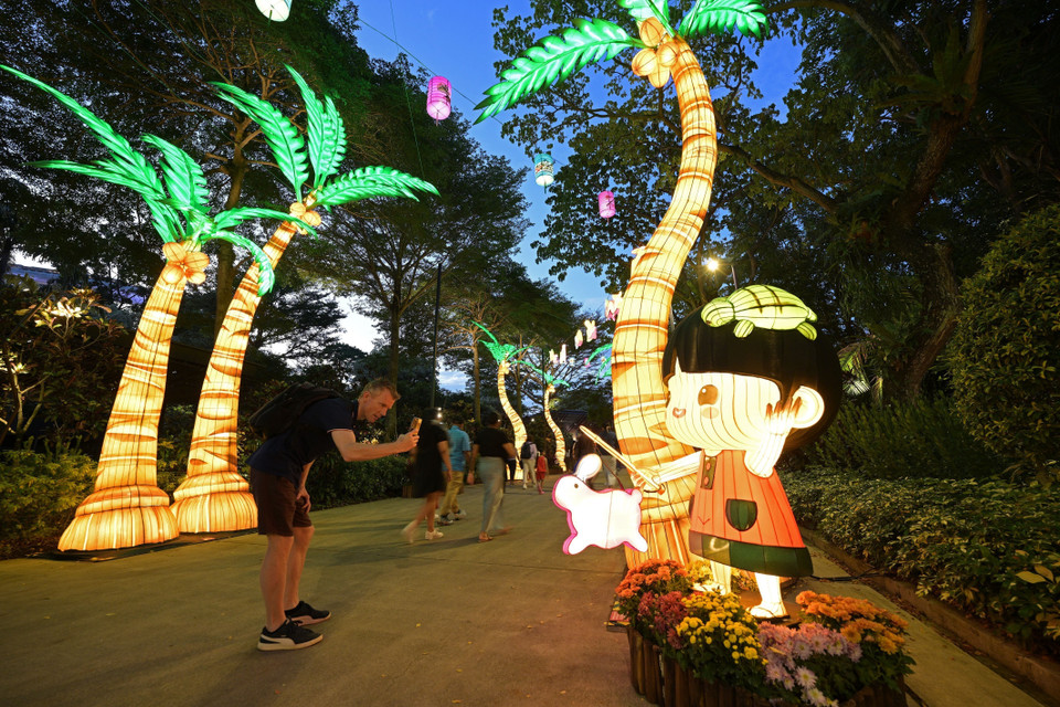 Triển lãm đèn lồng đón Trung Thu diễn ra từ ngày 22/9 đến 12/10/2025 tại Singapore, trưng bày các tác phẩm nghệ thuật đèn lồng khổng lồ rực rỡ sắc màu, thu hút người dân và du khách tới tham quan. (Ảnh: THX/TTXVN)