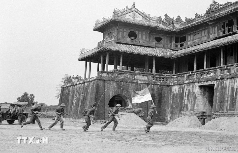 Quân giải phóng tiến vào cửa Ngọ Môn (Huế), sáng 26/3/1975. (Ảnh: Tư liệu TTXVN)