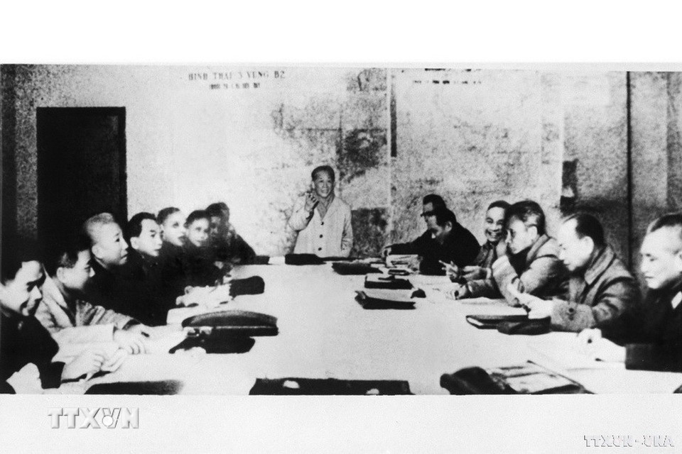 Các đồng chí Bộ Chính trị, Ban Bí thư và Quân ủy Trung ương Đảng họp tháng 11/1974, quyết định mở cuộc Tổng tiến công và nổi dậy mùa Xuân 1975. (Ảnh: TTXVN)