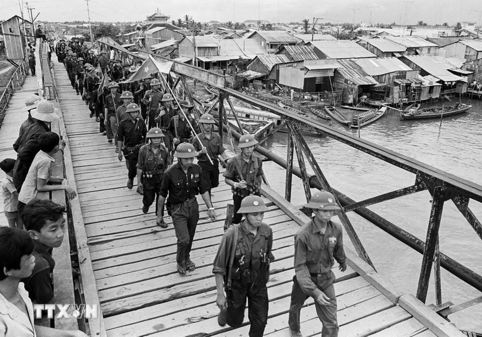 Trên đà chiến thắng, từ ngày 30/4/1975, đồng bào và các chiến sỹ các tỉnh Đông Nam Bộ và đồng bằng sông Cửu Long đã đồng loạt tiến công và nổi dậy mạnh mẽ, lần lượt giải phóng các tỉnh còn lại. Ngày 1/5/1975, toàn bộ lãnh thổ trên đất liền miền Nam Việt Nam đã hoàn toàn giải phóng. Trong ảnh: Từ các ngả đường bộ, quân ta tiến vào giải phóng giải phóng thị xã Cà Mau, mảnh đất cực nam của Tổ Quốc. (Ảnh: Hứa Kiểm/TTXVN)