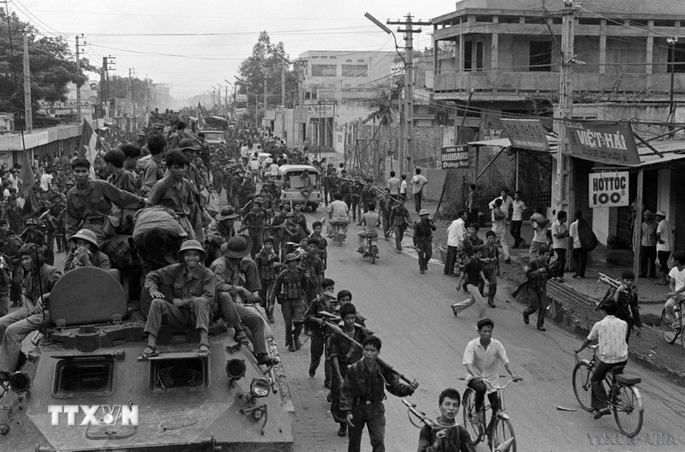 Quân giải phóng tiến vào ngã tư Bảy Hiền (Sài Gòn). (Ảnh: Quang Khanh/TTXVN)