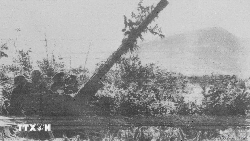 Pháo cao xạ quân giải phóng bảo vệ vùng trời Phước Long (Sông Bé). (Ảnh: TTXVN)