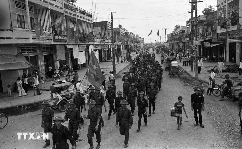 Bộ đội tiến vào giải phóng thị xã Cà Mau, ngày 1/5/1975. (Ảnh: Hứa Kiểm/TTXVN)