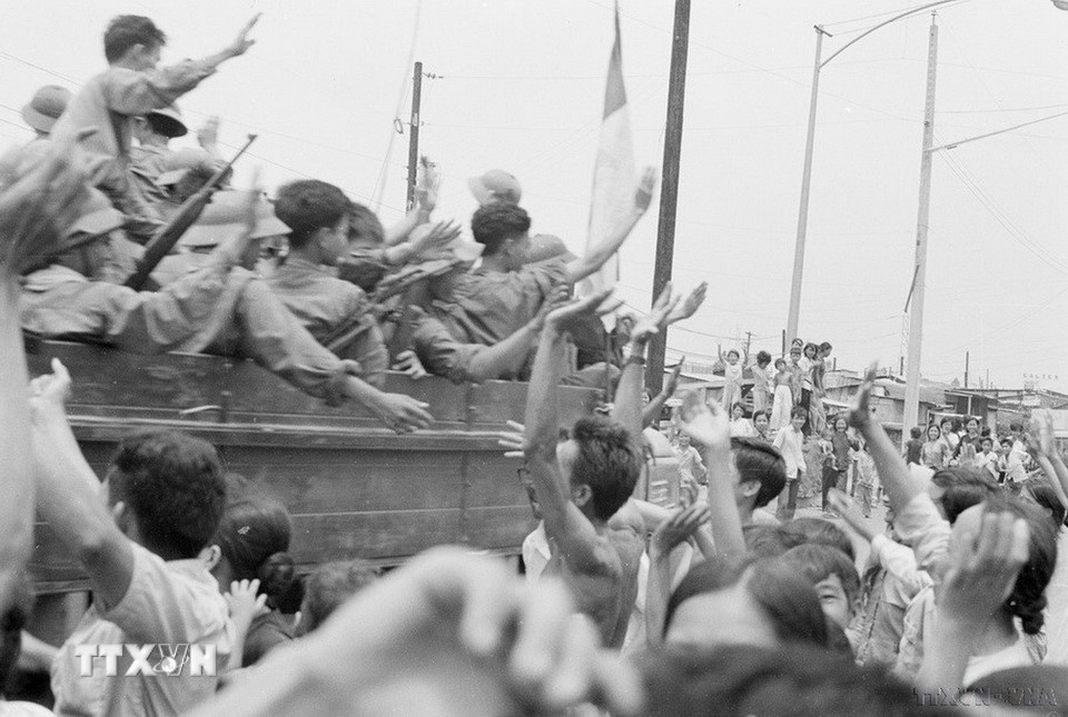 Nhân dân Biên Hòa đón mừng quân giải phóng. (Ảnh: Mai Hưởng/TTXVN)