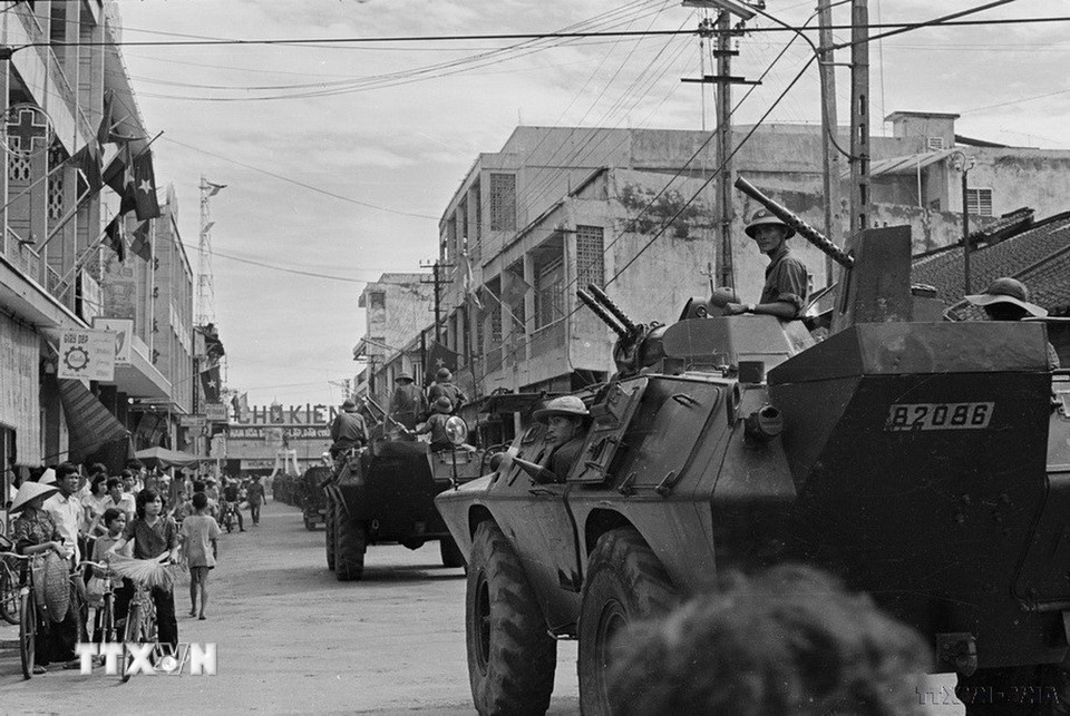 Bộ đội tiến vào giải phóng thị xã Rạch Giá. (Ảnh: Hứa Kiểm/TTXVN)