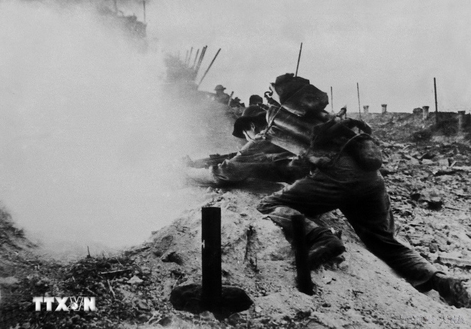Quân Giải phóng dùng súng phun lửa tiêu diệt địch cố thủ trong hầm ngầm ở căn cứ Nông Sơn (Quế Sơn, Quảng Nam). (Ảnh: Thanh Thôi/TTXVN)