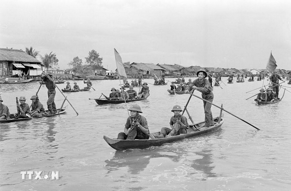 Tại Cà Mau, đêm 30/4/1975, quân ta tập trung lực lượng tiến công thị xã, kết hợp lực lượng quần chúng nổi dậy chiếm các vị trí quan trọng. 5 giờ sáng 1/5, các mũi tiến công của ta đã vào nội ô thị xã kết hợp phong trào quần chúng nổi dậy giải phóng thị xã Cà Mau lúc 10 giờ ngày 1/5/1975. (Ảnh: TTXVN)