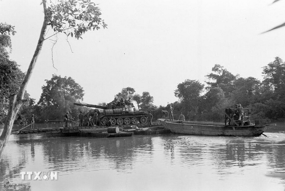 Trên đà chiến thắng, từ ngày 30/4/1975, đồng bào và các chiến sỹ các tỉnh Đông Nam Bộ và đồng bằng sông Cửu Long đã đồng loạt tiến công và nổi dậy mạnh mẽ, lần lượt giải phóng các tỉnh còn lại. Ngày 1/5/1975, toàn bộ lãnh thổ trên đất liền miền Nam Việt Nam đã hoàn toàn giải phóng. Trong ảnh: Xe tăng quân giải phóng vượt sông Vàm Cỏ Đông tiến về giải phóng Long An. (Ảnh: Quang Khanh/TTXVN)
