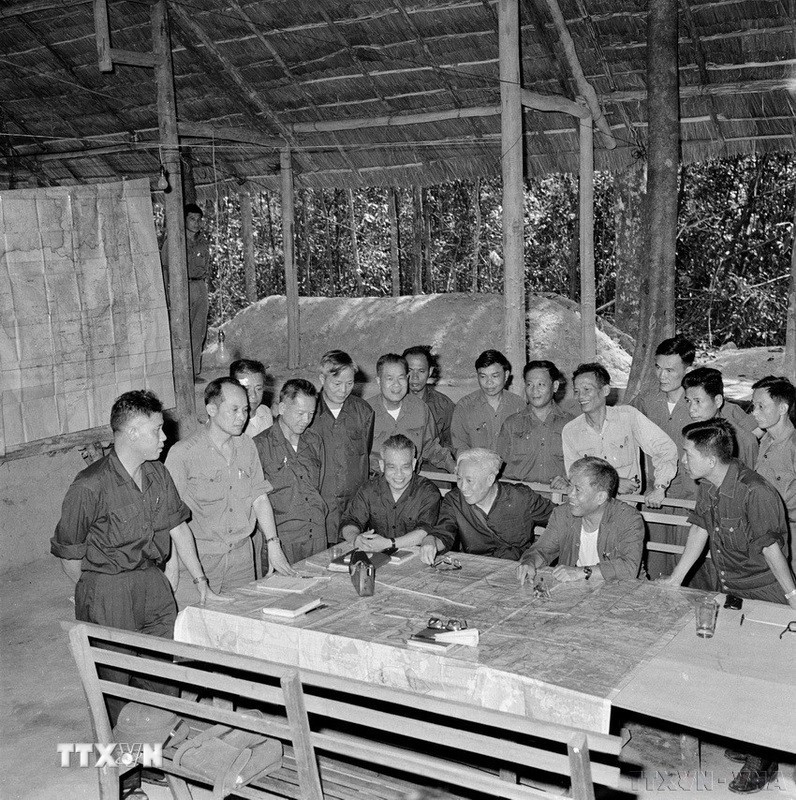 Ngày 6/4/1975, Bộ Tư lệnh chỉ huy Chiến dịch giải phóng Sài Gòn - Gia Định được thành lập gồm các đồng chí: Văn Tiến Dũng, Tư lệnh; Phạm Hùng, Chính ủy kiêm Bí thư Đảng ủy; Trần Văn Trà, Phó tư lệnh Thứ nhất kiêm Tham mưu trưởng; Lê Đức Anh, Phó tư lệnh (ngày 22/4 bổ sung đồng chí Lê Trọng Tấn, Phó tư lệnh, đồng chí Lê Quang Hòa, Phó chính ủy). Trong ảnh: Bộ Chỉ huy Chiến dịch Hồ Chí Minh. (Ảnh: TTXVN)