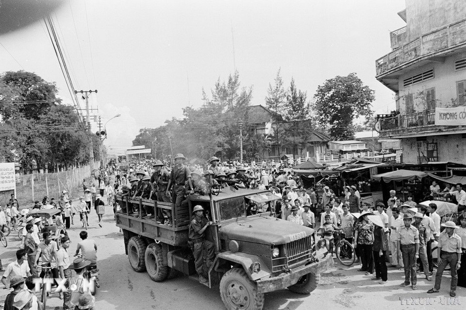 Quân giải phóng tiến vào giải phóng tiến vào thị xã Bạc Liêu. (Ảnh: Hứa Kiểm/TTXVN)