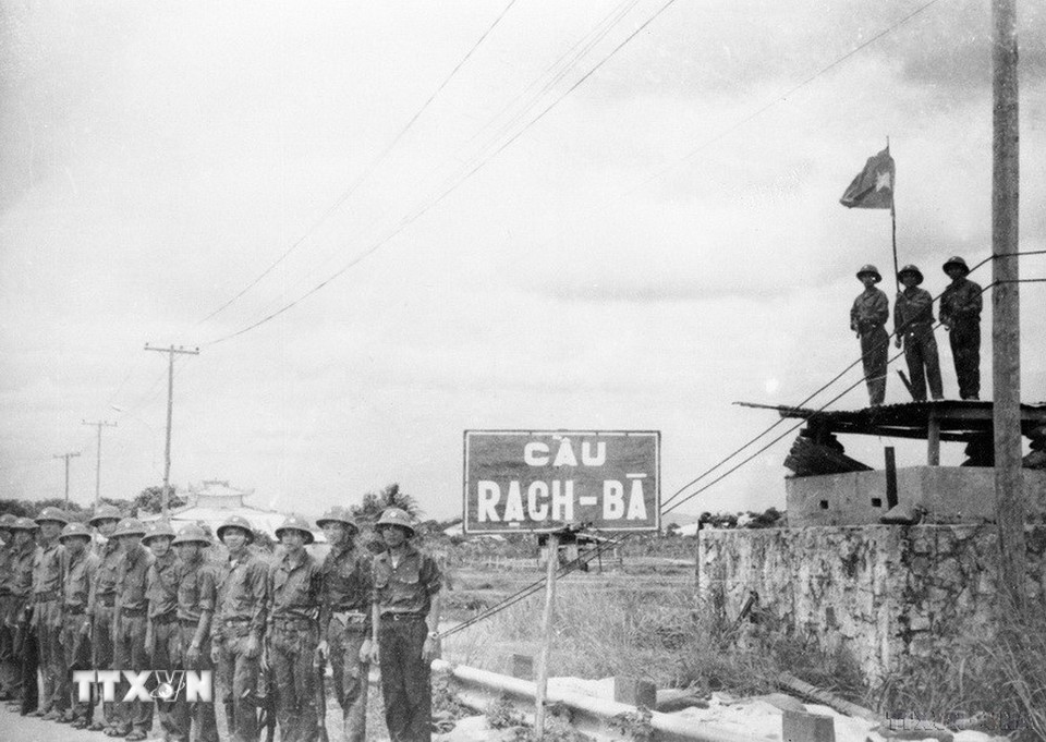 Giải phóng quần đảo Trường Sa - chiến công mang tính chiến lược trong giải phóng miền Nam, thống nhất đất nước.Trong ảnh: Các chiến sỹ bộ đội đặc công làm chủ cầu Rạch Bà, đón đại quân ta vào làm chủ Vũng Tàu, ngày 29/4/1975. (Ảnh: Tư liệu/TTXVN)
