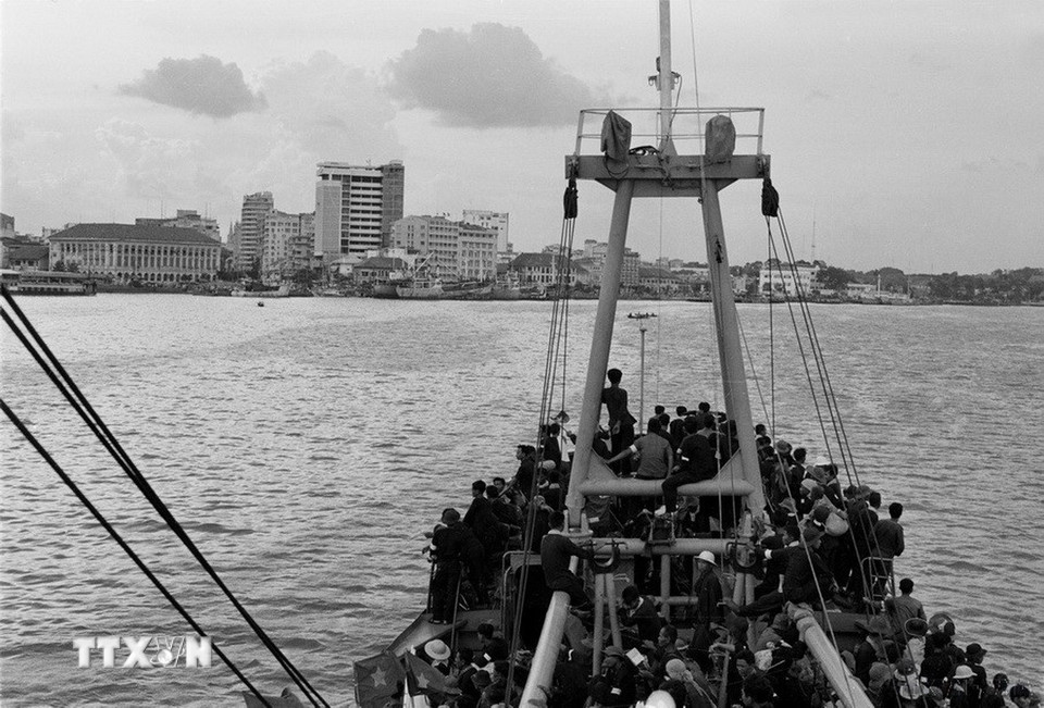 Tàu hải quân Việt Nam đưa các chiến sỹ cách mạng từ Côn Đảo trở về đất liền sau khi Côn Đảo được giải phóng. (Ảnh: Vũ Tạo/TTXVN)