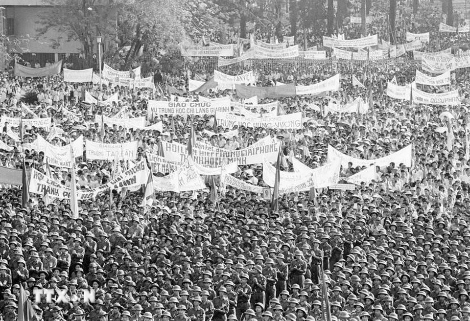 Nhân dân thành phố Sài Gòn mít tinh chào mừng Ủy ban Quân quản thành phố ra mắt, ngày 7/5/1975. (Ảnh: Minh Lộc/TTXVN)