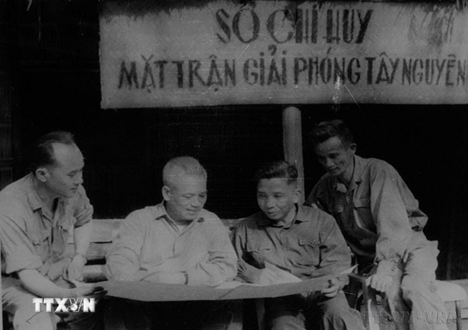 Mở đầu Cuộc Tổng tiến công và nổi dậy mùa Xuân 1975, Bộ Chính trị, Quân ủy Trung ương, Bộ Tổng Tư lệnh quyết định chọn Tây Nguyên là hướng tiến công chủ yếu, đánh Buôn Ma Thuột là trận mở đầu, then chốt. Đó là quyết định đúng đắn, sáng suốt. Trong ảnh: Sở chỉ huy Mặt trận Tây Nguyên, tháng 3/1975. (Ảnh: TTXVN)