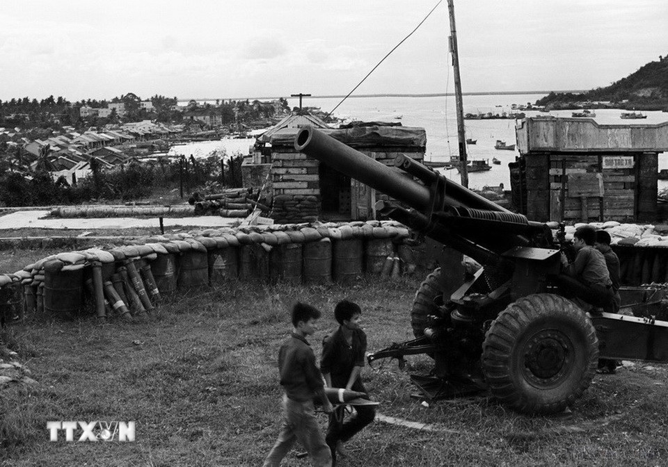 Quân giải phóng chiếm trận địa pháo 155 của địch ở Hà Tiên. (Ảnh: Hứa Kiểm/TTXVN)