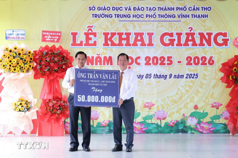 Ông Trần Văn Lâu, Phó Bí thư Thành ủy, Chủ tịch Uỷ ban Nhân dân thành phố Cần Thơ tặng 50 triệu đồng cho trường Trung học phổ thông Vĩnh Thạnh (xã Vĩnh Thạnh). (Ảnh: Ánh Tuyết/TTXVN)