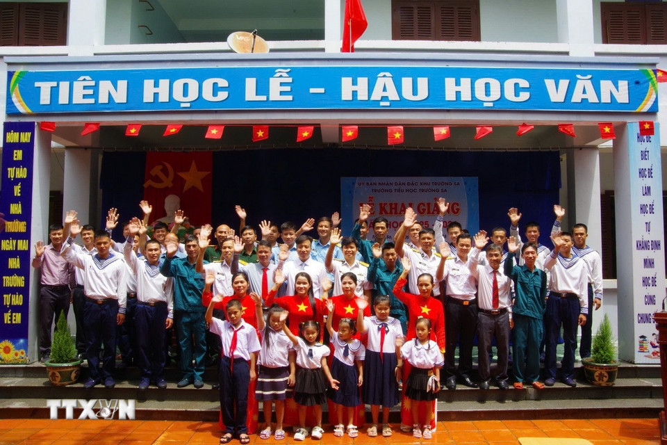 Cán bộ, chiến sỹ, học sinh và phụ huynh hân hoan chào đón năm học mới 2025/2026. (Ảnh: TTXVN phát)