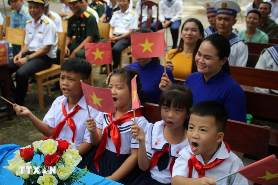 Học sinh ở đặc khu Trường Sa, tỉnh Khánh Hòa trong ngày khai giảng năm học mới. (Ảnh: TTXVN phát)