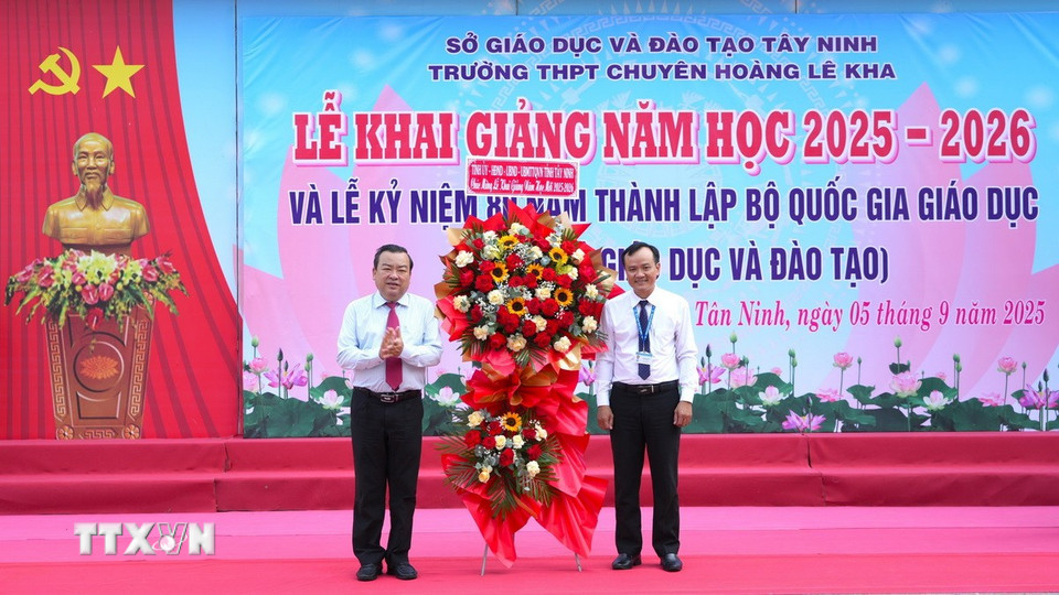 Đồng chí Phạm Hùng Thái, Phó Bí thư Tỉnh ủy, Trưởng đoàn Đại biểu quốc hội tỉnh Tây Ninh (trái) tặng hoa chúc mừng Trường Trung học phổ thông chuyên Hoàng Lê Kha tại Lễ khai giảng năm học mới 2025-2026. (Ảnh: Minh Phú/TTXVN)