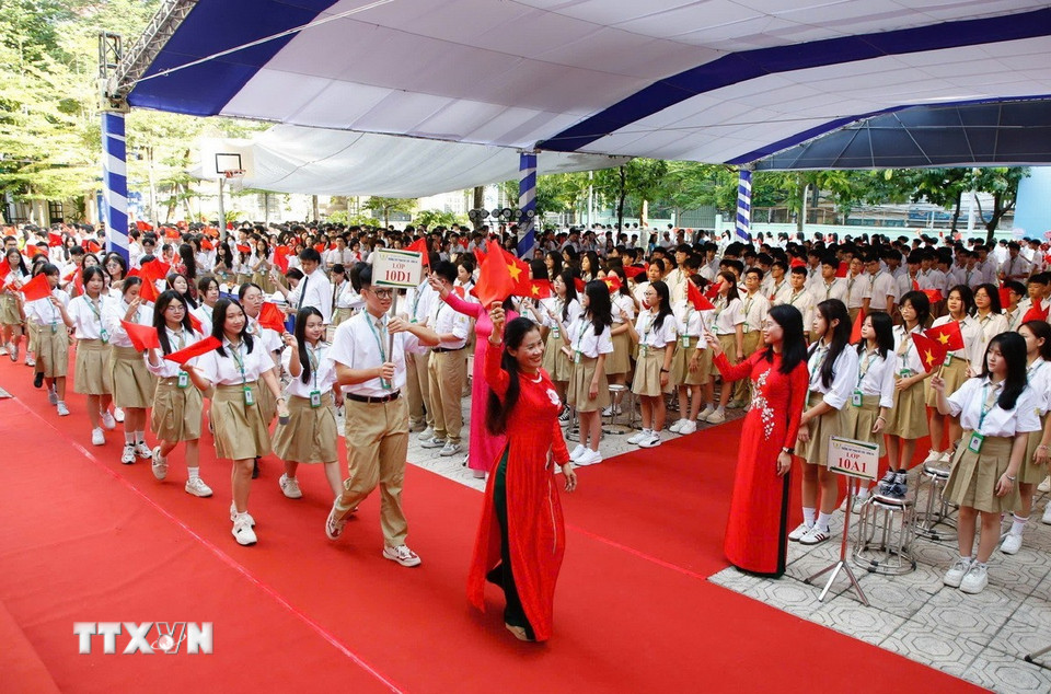 Lễ đón học sinh khối 10 tại Trường Trung học phổ thông Phan Huy Chú. (Ảnh: TTXVN phát)