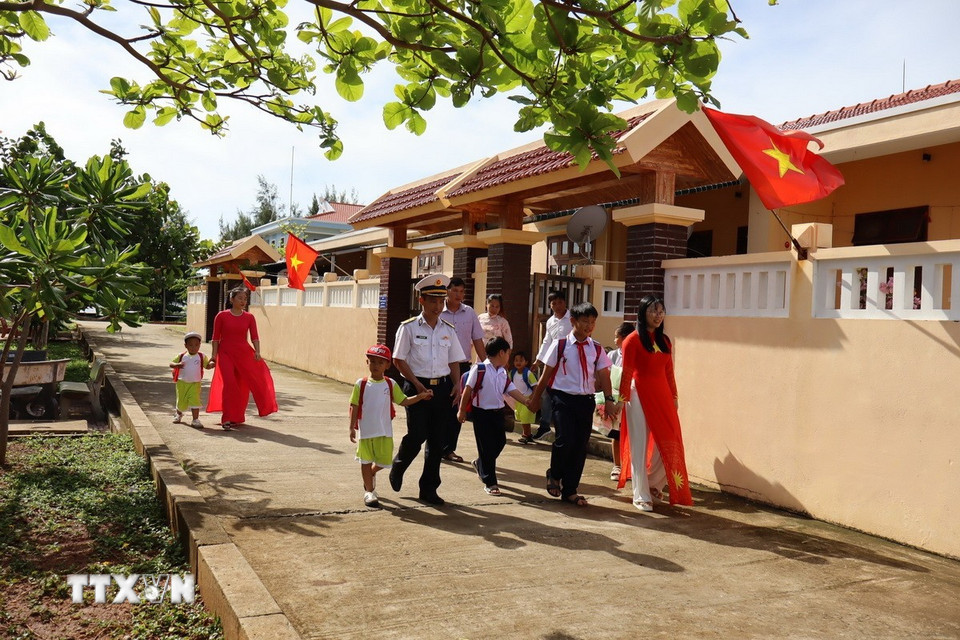 Phụ huynh đưa con đến trường trong ngày khai giảng năm học mới ở đảo Đá Tây, đặc khu Trường Sa, tỉnh Khánh Hòa. (Ảnh: TTXVN phát)