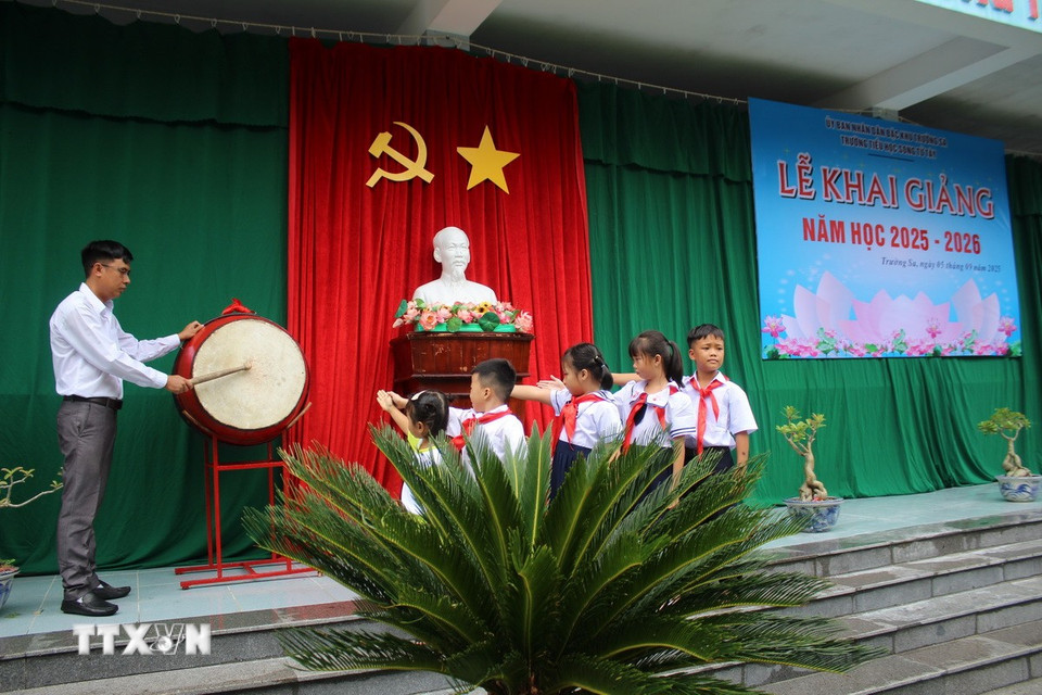 Đánh trống khai giảng năm học mới tại đảo Song Tử Tây, đặc khu Trường Sa, tỉnh Khánh Hòa. (Ảnh: TTXVN phát)