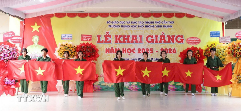 Khai giảng năm học mới tại trường Trung học phổ thông Vĩnh Thạnh (xã Vĩnh Thạnh, Cần Thơ). (Ảnh: Ánh Tuyết/TTXVN)