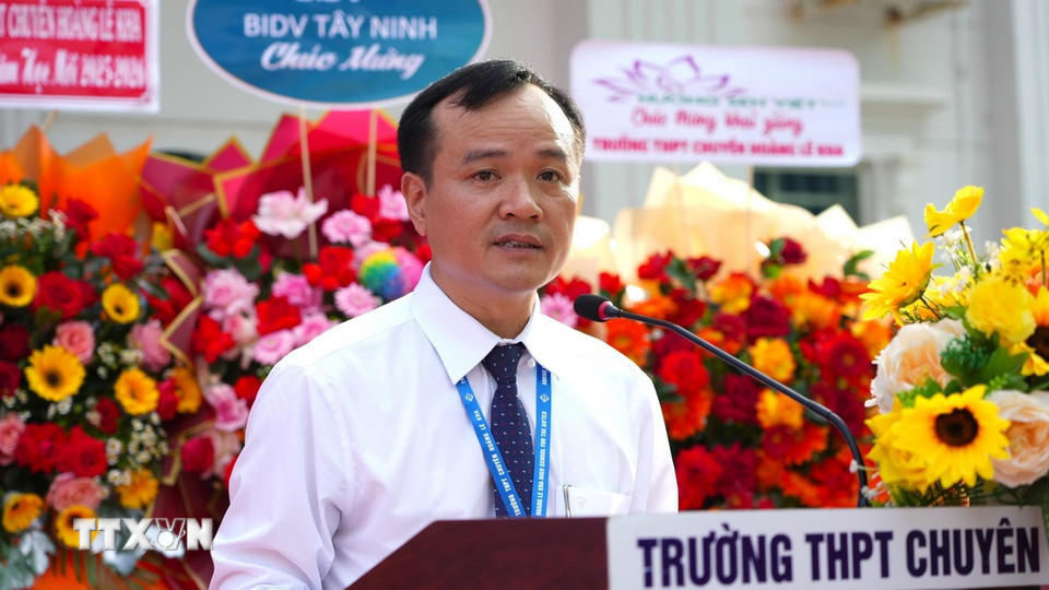 Ông Ngô Khắc Đức, Hiệu trưởng Trường THPT chuyên Hoàng Lê Kha (Tây Ninh), phát biểu tại lễ khai giảng. (Ảnh: Minh Phú/TTXVN)