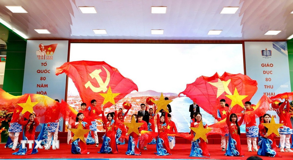 Chương trình nghệ thuật chào mừng lễ khai giảng trường Phan Huy Chú. (Ảnh: TTXVN phát)